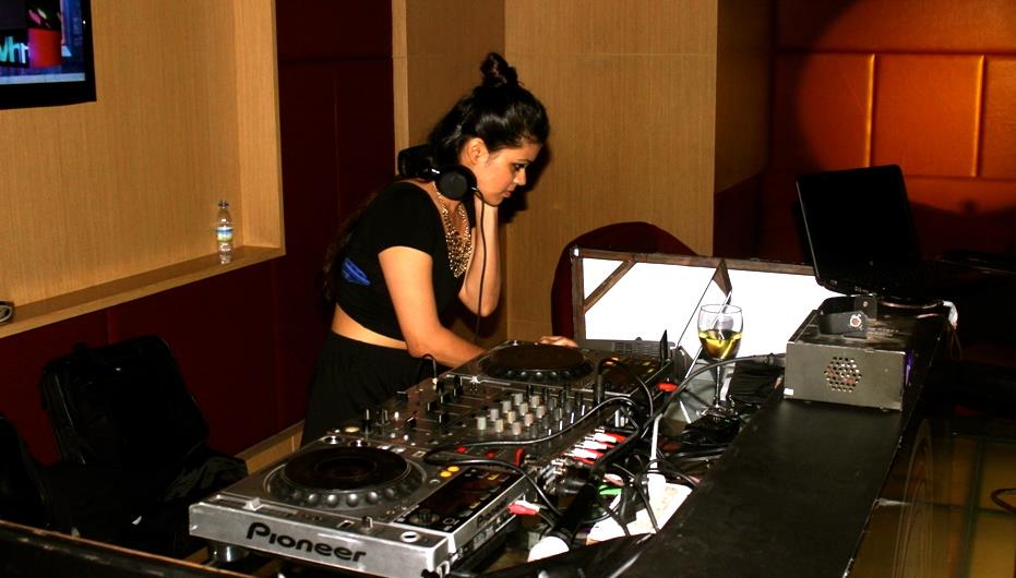 female disco jockey navi-mumbai